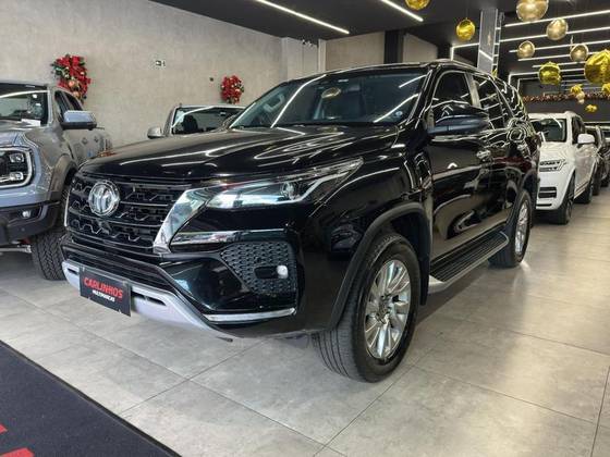 TOYOTA HILUX SW4 2.8 D-4D TURBO DIESEL SRX 4X4 AUTOMÁTICO